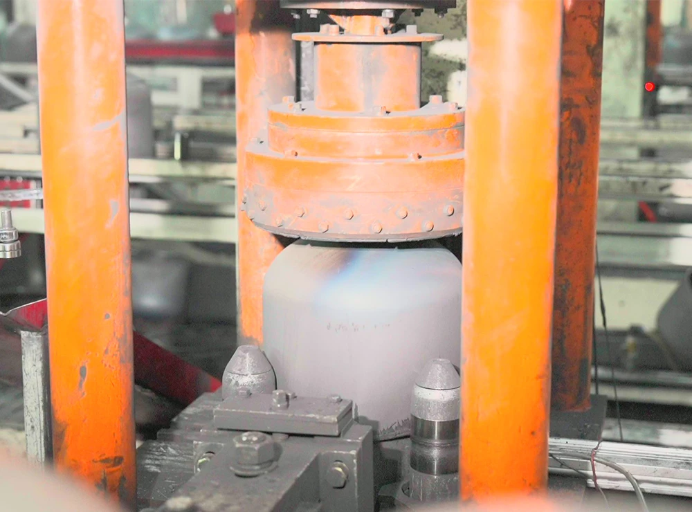 M&aacute;quina cortadora de bordes para la fabricaci&oacute;n de cilindros de GLP